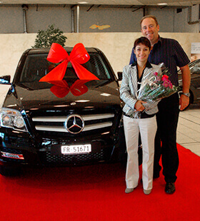 Suzanne et Christian reçoivent leur voiture offerte par LR Health and Beauty
