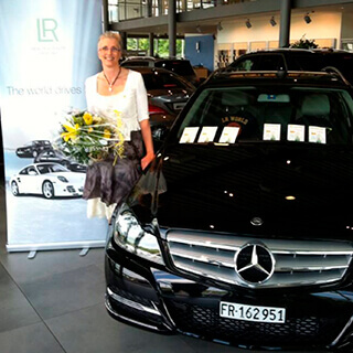Veronique reçoit sa voiture mercedes offerte par LR Health and Beauty